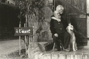 Michel et Marie-Jo Butor devant la maison A l'écart