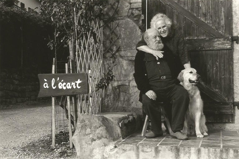 Michel et Marie-Jo Butor devant la maison "A l'écart" © MaximeGodard