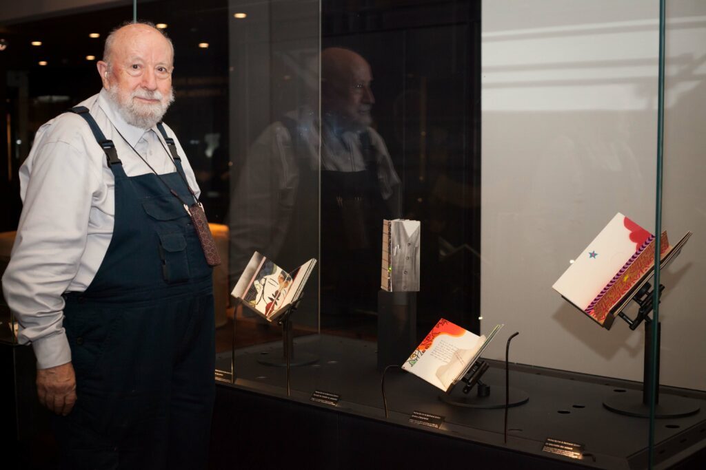 Michel Butor devant l’une des vitrines présentant les livres d’artistes auxquels il a participé à la Fondation Bodmer lors de l’exposition "Michel Butor et le livre d’artiste" (13 juin 2015-9 octobre 2016)