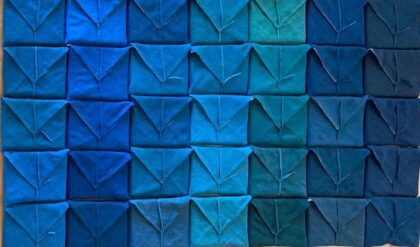 L’ensemble des 30 exemplaires des "Cygnes sauvages", chacun protégé dans une enveloppé en lin réalisée par l’artiste japonaise Yuko Kitta. Une variation autour du bleu indigo ©PriscillaLealTorres