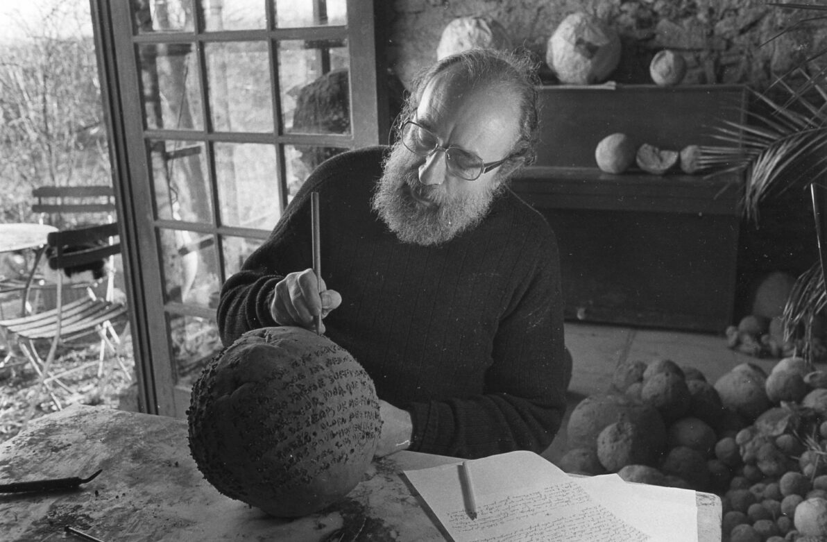 Michel Butor en train d"écrire sur une boule en terre cuite, oeuvre de Jean-Luc Parant, 1990 ©JeanDieuzaide