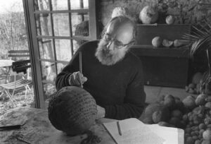 Michel Butor en train d"écrire sur une boule en terre cuite, oeuvre de Jean-Luc Parant, 1990 ©JeanDieuzaide