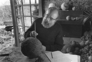 Michel Butor en train d"écrire sur une boule en terre cuite, oeuvre de Jean-Luc Parant, 1990 ©JeanDieuzaide