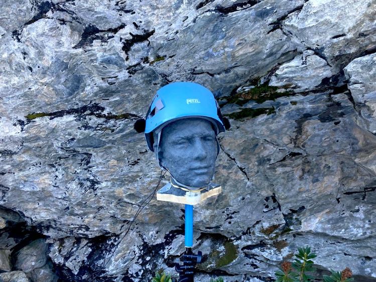 Enregistrement d'un fond d'air (bruits du silence), aire de bivouac sous un rocher, au pied de la Tête de la Cicle, Réserve naturelle des Contamines-Montjoie, novembre 2022
