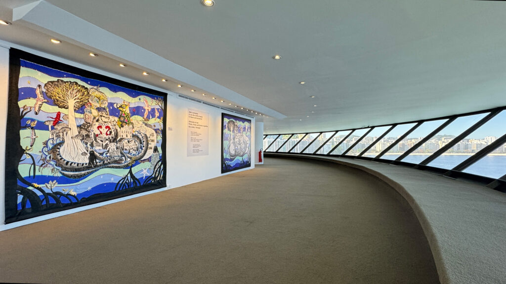 Tableau brodé, « Ville flottante, Brésil » - Exposition personnelle « Villes flottantes Cidades flutuantes », Musée d’art contemporain du Niteroí, Brésil