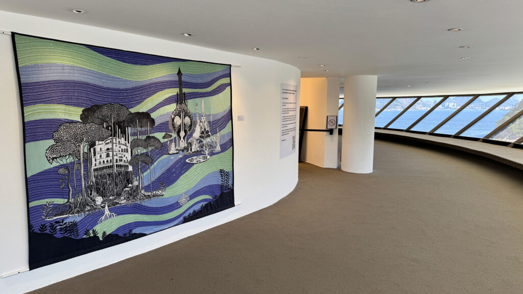 Tableau brodé, « Ville flottante, Taïwan » - Exposition personnelle « Villes flottantes Cidades flutuantes », Musée d’art contemporain du Niteroí, Brésil