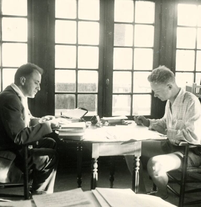Michel Butor et Henri Pousseur au travail, 1962 ©Marie-Jo Butor
