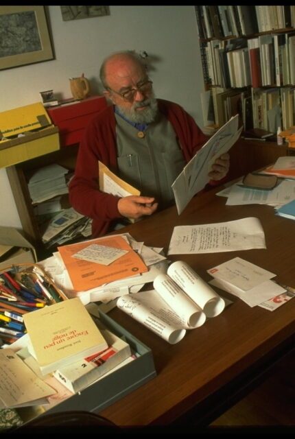 Michel Butor dans son bureau à Lucinges ©Sophie Bassouls