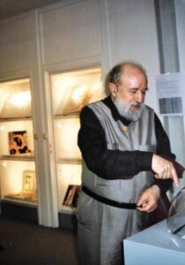 Michel Butor lors de l'exposition "La cordée Butor-Pousseur", Galerie des 3 Lacs , Lille, 1996